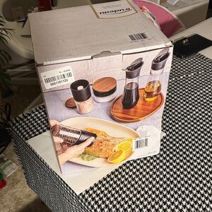 Trudeau Salt and Pepper Mill Set